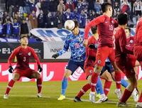 日本－香港　後半、ヘディングで、ハットトリックとなる５点目を決める小川（左から２人目）＝釜山（共同）