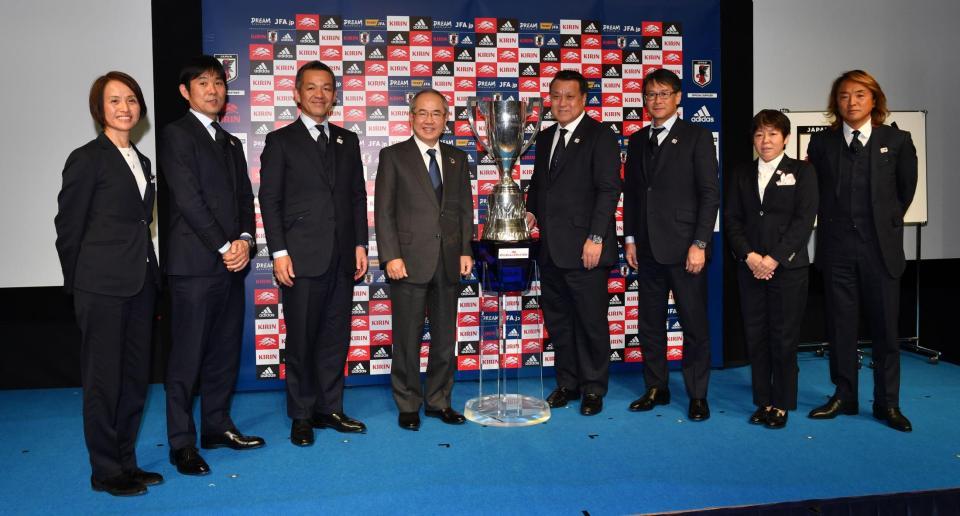 年間スケジュールを発表し、トロフィーの前で勢ぞろいする（左から）なでしこジャパン・高倉麻子監督、日本代表・森保一監督、須原清貴専務理事、キリンホールディングス・磯崎功典社長、田嶋幸三会長、関塚隆技術委員長、今井純子女子委員長、北沢豪フットサル委員長＝東京都文京区のＪＦＡハウス（撮影・西岡正）