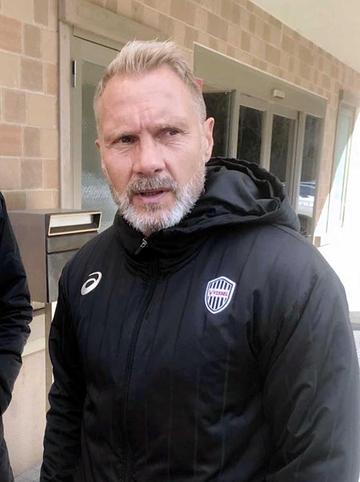 　取材対応する神戸・フィンク監督