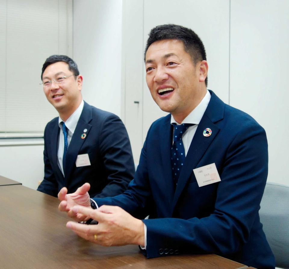 　来季への意気込みを語るＦＣ大阪・吉沢会長（手前）と岡崎副社長