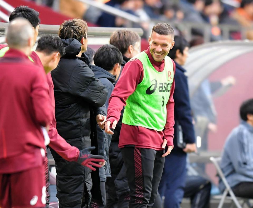 　天皇杯準決勝の後半、ベンチで笑顔を見せる神戸・ポドルスキ（撮影・高部洋祐）