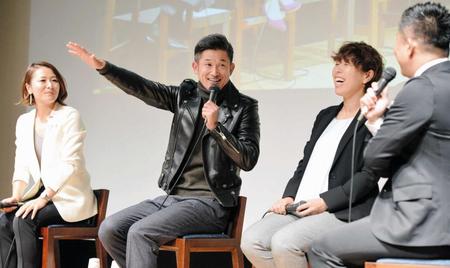 　軽妙なトークで場内を盛り上げる横浜ＦＣの三浦（左）