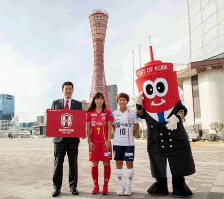 新エンブレムと来季ユニホームを発表したＩＮＡＣ神戸の（左から）安本卓史社長、中島依美、岩渕真奈