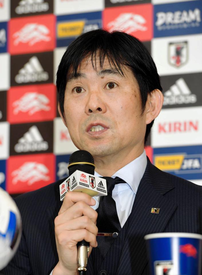 報道陣の質問に答える日本代表・森保一監督＝長崎市内のホテル（撮影・高部洋祐）