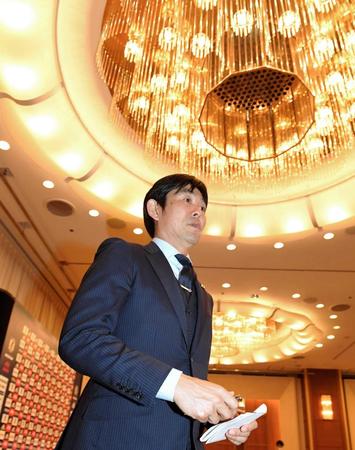 　輝くシャンデリアの下でＵ－２３日本代表メンバーを発表した森保監督（撮影・高部洋祐）