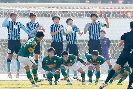 　静岡学園-岡山学芸館　前半、先制のＦＫを決める静岡学園・井堀（手前左端）＝駒沢