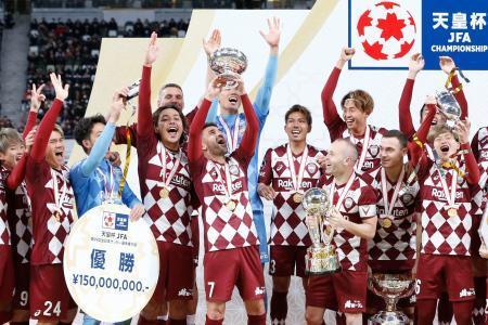 　初優勝を果たし、天皇杯を掲げ喜ぶビジャ（中央左）ら神戸イレブン＝国立競技場