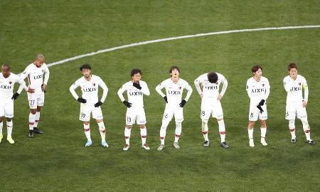 　１日の天皇杯決勝で神戸に敗れ、肩を落とす鹿島の選手たち＝国立競技場