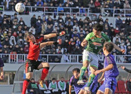 　青森山田-富山第一　後半、ＦＫに頭で合わせゴールを決める青森山田・田中翔（９）。ＧＫ中村＝浦和駒場