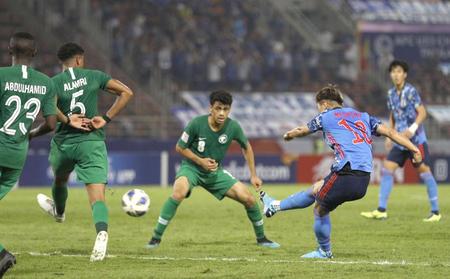 　後半、同点ゴールを決める食野（右）＝バンコク近郊（共同）