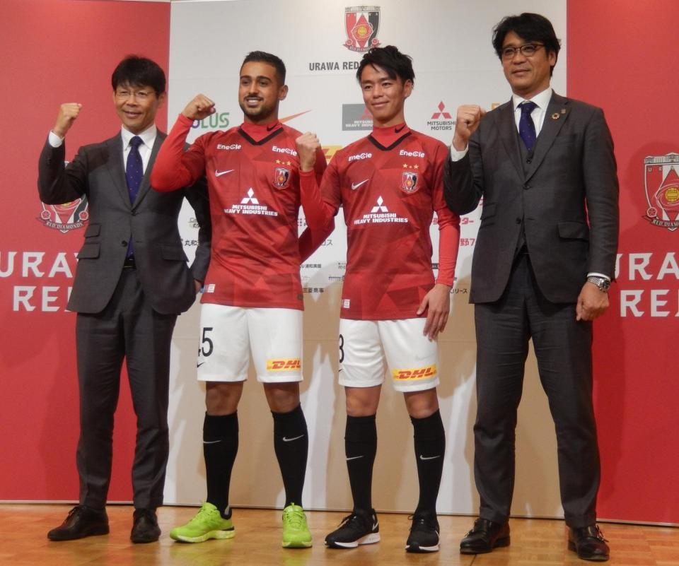 　新加入のレオナルド（左から２人目）と復帰の伊藤（同３人目）。左端は戸苅フットボール本部長、右端は土田ＳＤ