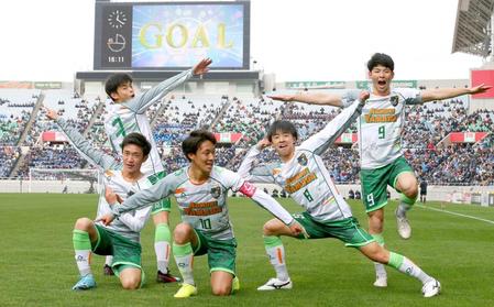 前半、田中（手前右）の先制ゴールで、ポーズを決める青森山田イレブン＝埼玉スタジアム