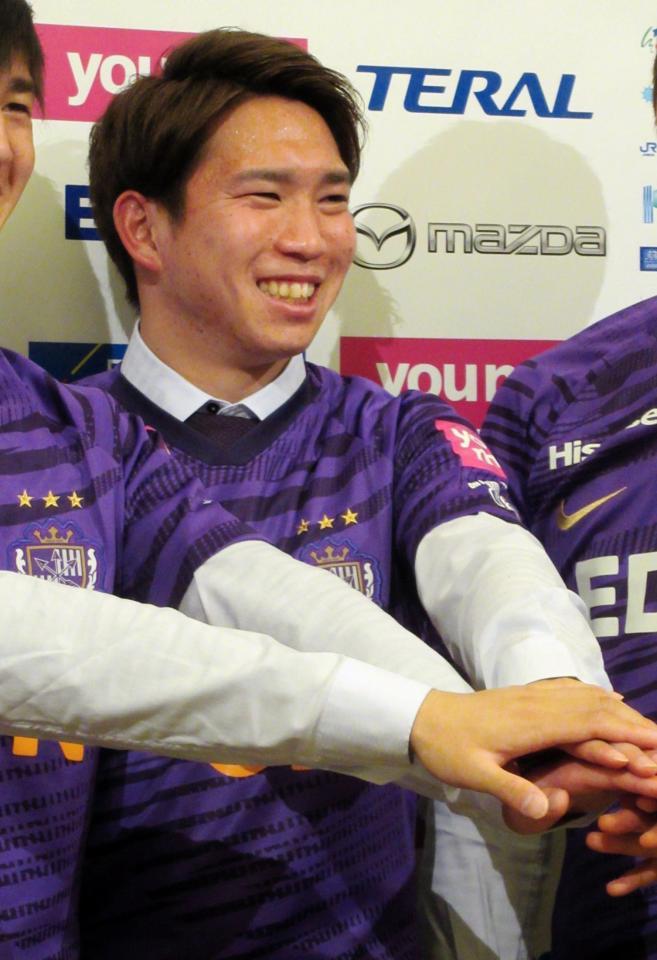 入団発表会見で笑顔を見せる広島ＭＦ浅野雄也