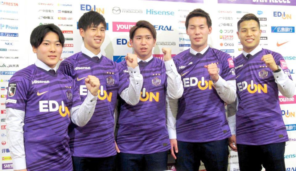 　活躍を誓う新加入選手たち。左から、鮎川、土肥、浅野、櫛引、永井