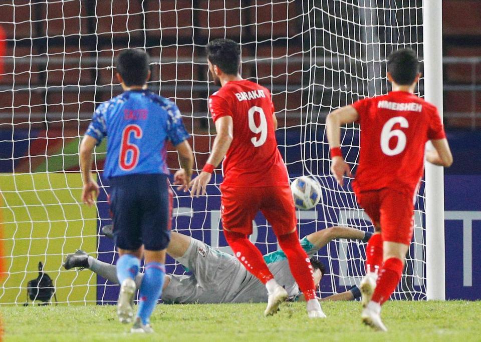 日本－シリア　前半、ＰＫで先制を許したＧＫ大迫（奥）＝バンコク近郊（共同）