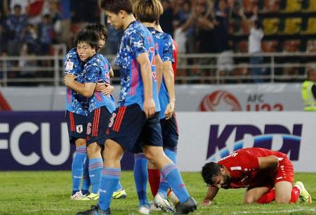 日本－シリア　前半、同点ゴールを決め、抱き合い喜ぶ相馬（左から２人目）＝バンコク近郊（共同）