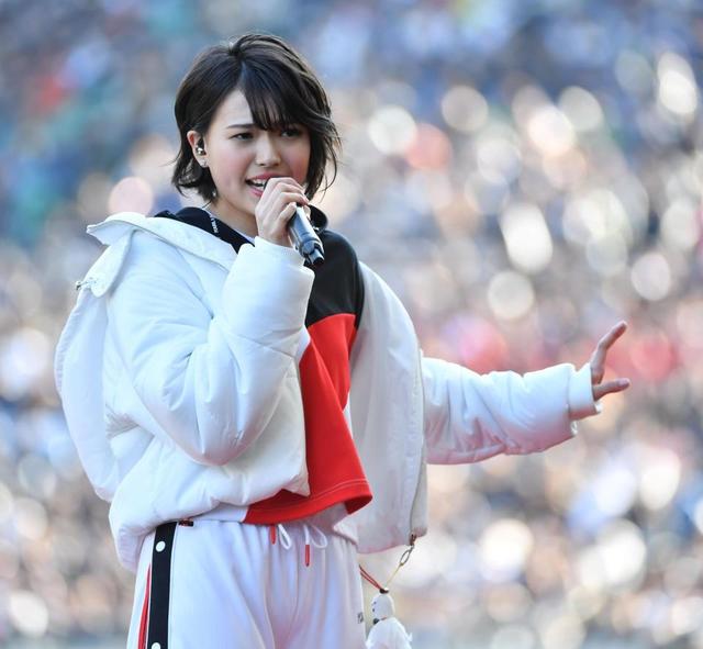 三阪咲が試合前に大会応援歌「繋げ！」を熱唱　全国高校サッカー決勝