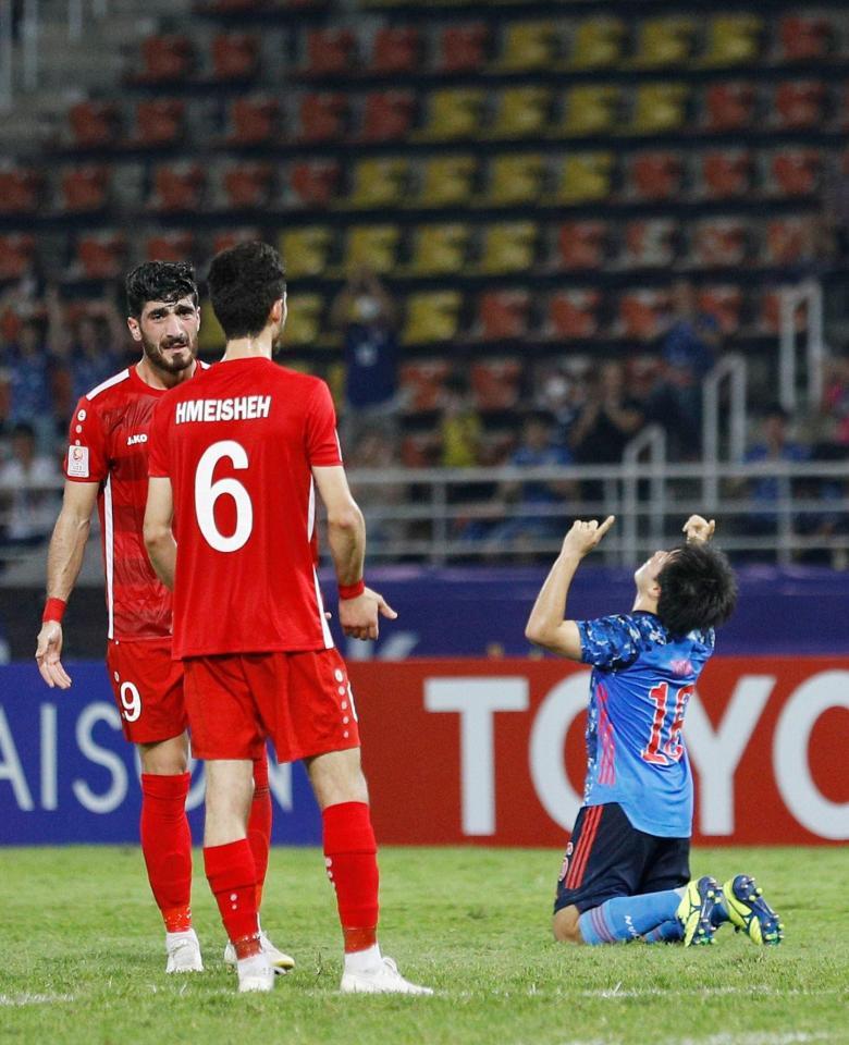 日本－シリア　前半、同点ゴールを決め喜ぶ相馬（右）＝バンコク近郊（共同）
