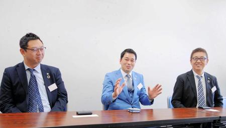 　意気込みを語る（左から）ＦＣ大阪の岡崎副社長、青野マーケティングダイレクター、疋田社長