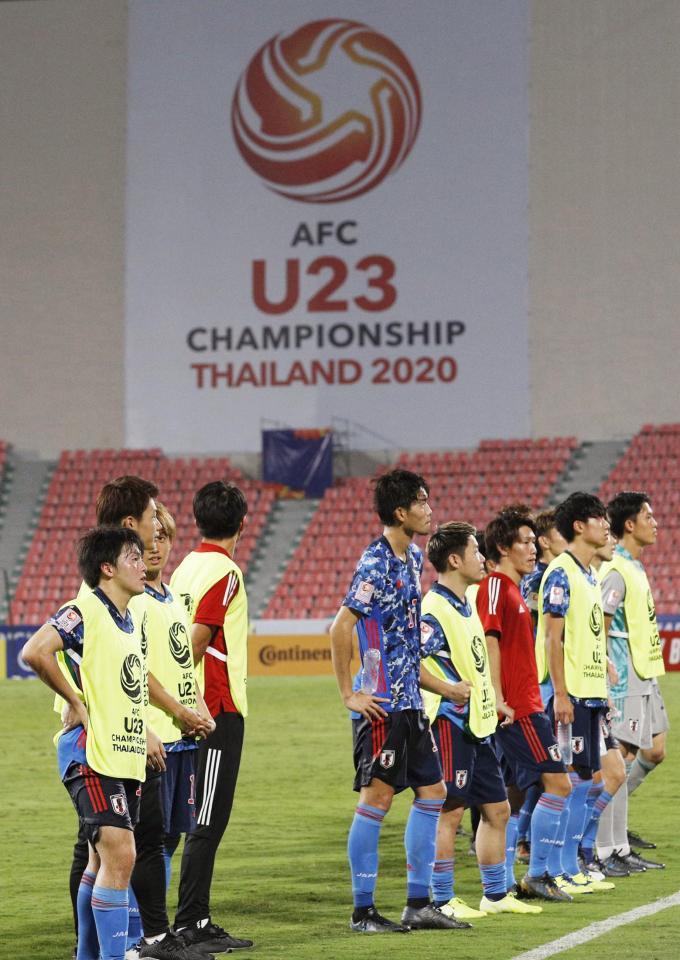 　カタールと引き分け、サポーターにあいさつする日本＝バンコク（共同）