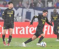 　前半、ドリブルするセレス・ネグロス・嶺岸（２９）。左は小田原