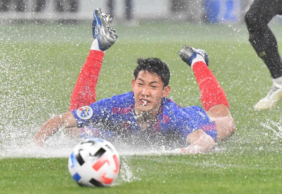 　前半、ゴール前に飛び込むＦＣ東京・原