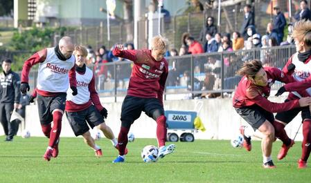 　練習試合の代わりに行われた紅白戦でプレーする（左から）イニエスタ、酒井、藤谷ら神戸イレブン（撮影・後藤亮平）