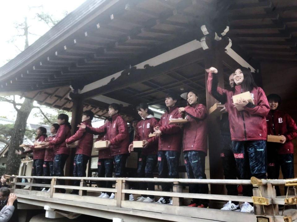 本住吉神社で必勝祈願と節分祭の豆まきを行ったＩＮＡＣ神戸の選手たち