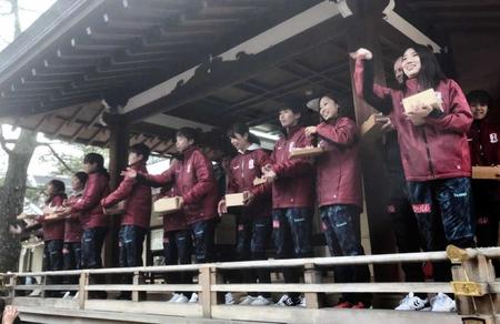 　本住吉神社で必勝祈願と節分祭の豆まきを行ったＩＮＡＣ神戸の選手たち