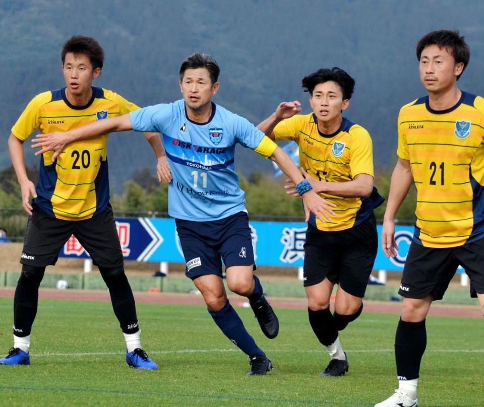 Ｊ２栃木との練習試合で今季初実戦をこなしたＪ１横浜ＦＣのＦＷカズ（左から２人目）＝宮崎県日南市