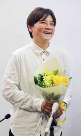 　花束を受け取り笑顔を見せるサッカー女子、元日本代表の大野忍＝１２日、東京都内