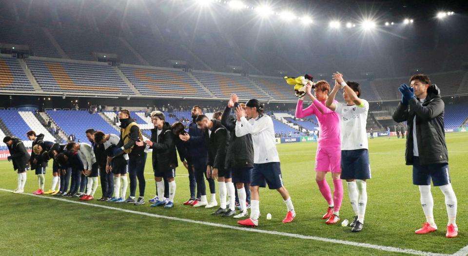 　蔚山と引き分け、スタンドのサポーターにあいさつするＦＣ東京イレブン（共同）