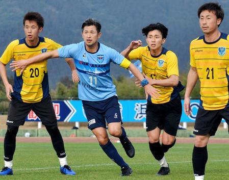 栃木との練習試合で今季初実戦をこなした横浜ＦＣ・三浦（中央）
