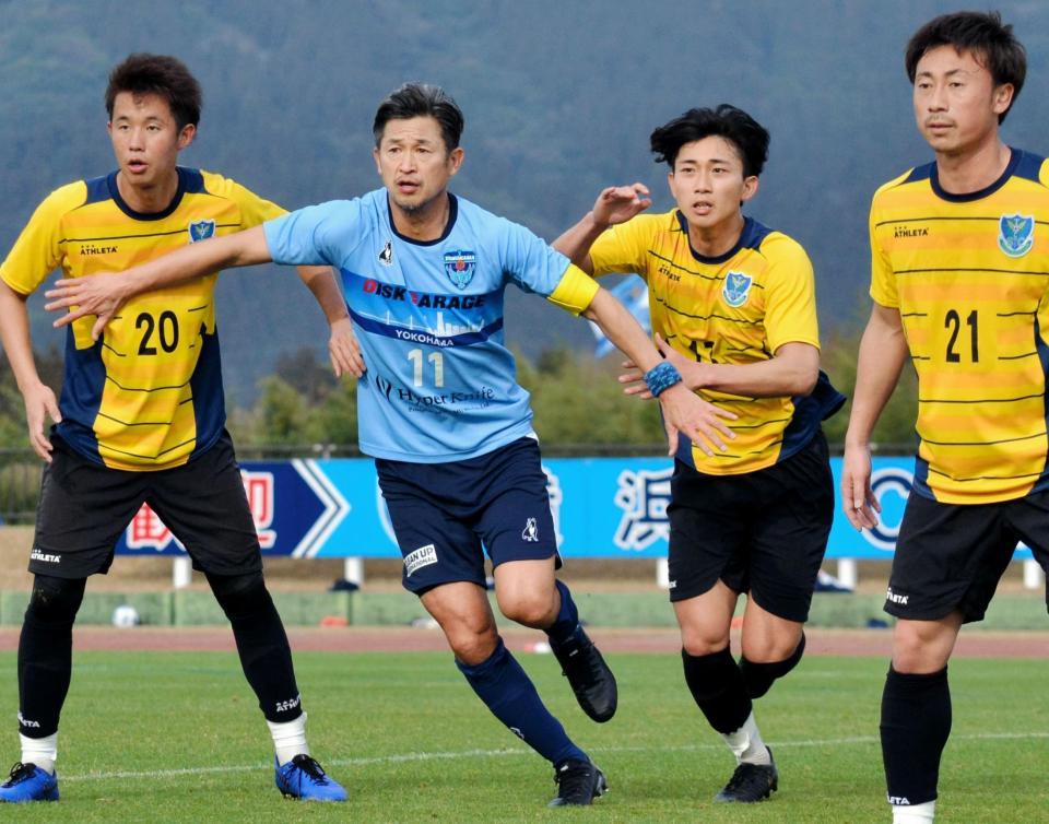 栃木との練習試合で今季初実戦をこなした横浜ＦＣ・三浦（中央）