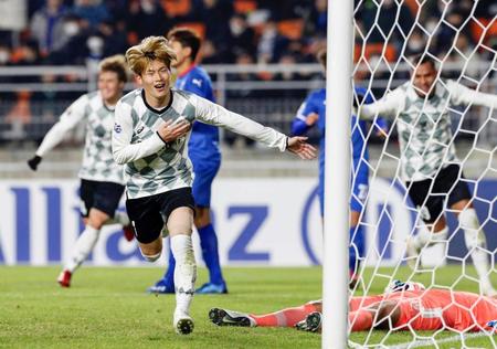 　後半、決勝ゴールを決め、駆けだす神戸・古橋（手前）＝共同