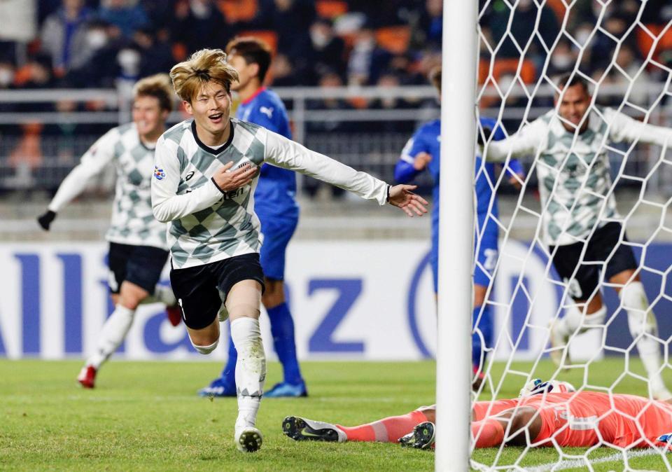 　後半、決勝ゴールを決め、駆けだす神戸・古橋（手前）＝共同