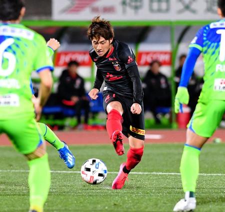 後半、勝ち越しゴールを決める関根（撮影・三好信也）