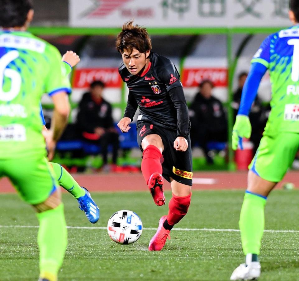 後半、勝ち越しゴールを決める関根（撮影・三好信也）