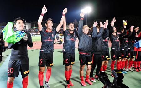 　開幕戦の湘南に勝利し笑顔の浦和イレブン