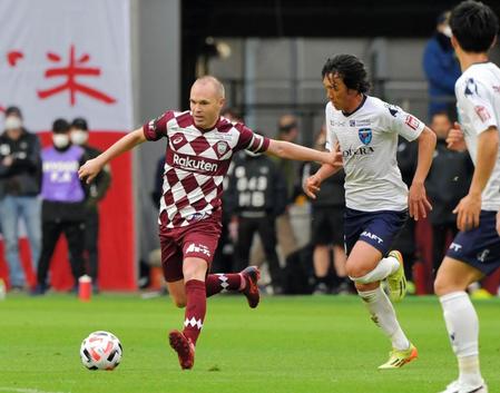 　前半、横浜ＦＣ・中村と競り合う神戸・イニエスタ（撮影・神子素慎一）