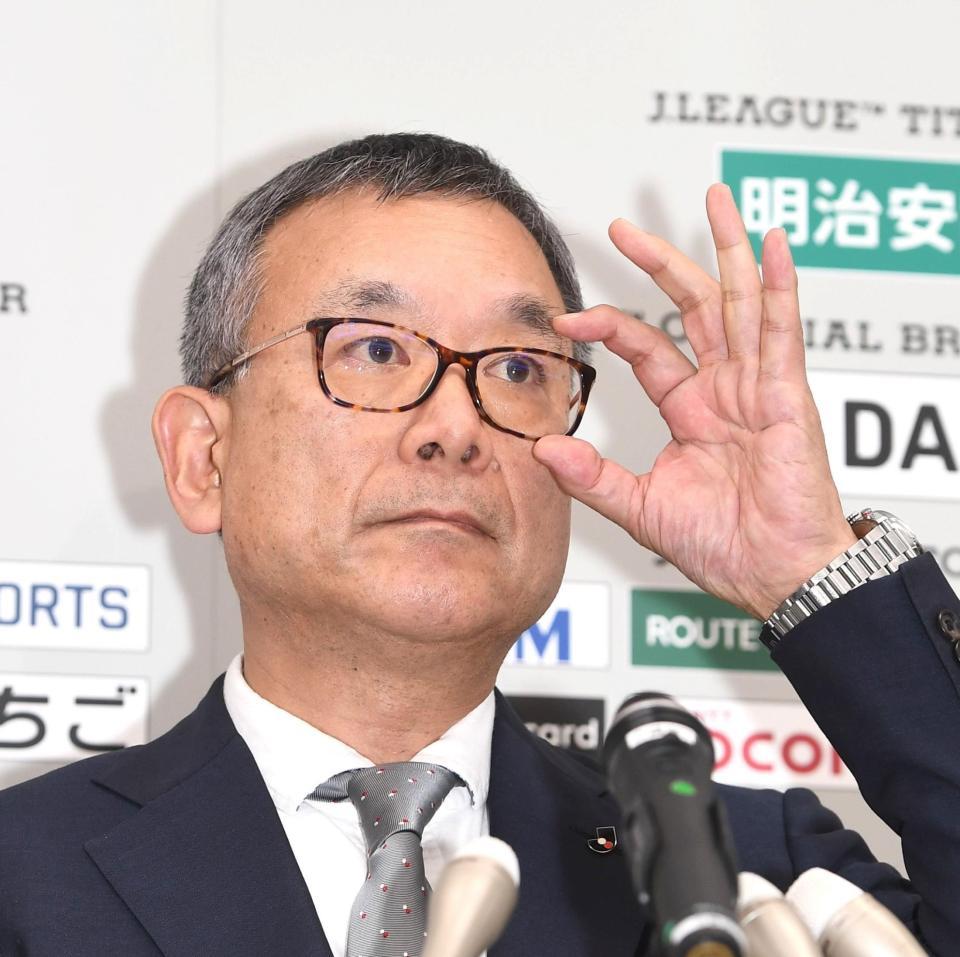 　Ｊリーグの開催延期を発表した村井満チェアマン＝ＪＦＡハウス（撮影・園田高夫）