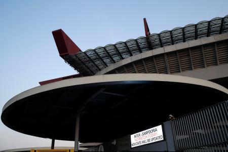 　ＡＣミランとインテル・ミラノの本拠地スタジアム「サン・シーロ」。２３日にはインテル-サンプドリアが中止となった＝ミラノ（ＡＰ＝共同）