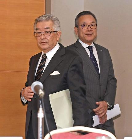 　会見出席するＮＰＢ・斉藤惇コミッショナー（左）とＪリーグ村井満チェアマン（撮影・中田匡峻）
