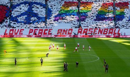 　１日に行われたサッカーのドイツ１部リーグ、ライプチヒ-レーバークーゼンの試合＝ライプチヒ（ＡＰ＝共同）