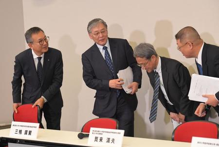 　会見終了後、賀来教授（左から２人目）らとあいさつするＪリーグ・村井チェアマン（左端）＝撮影・高石航平