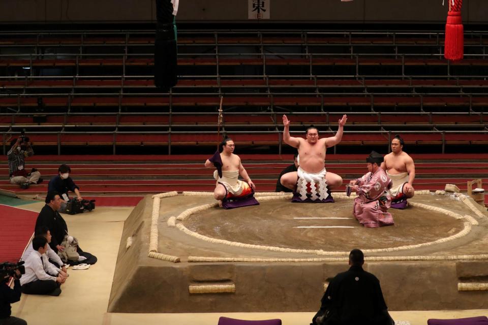 無観客開催の大相撲春場所で土俵入りする白鵬（８日撮影）