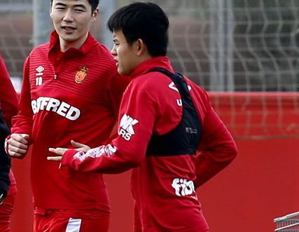 マジョルカの日本代表MF久保建英（手前）