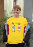 　自身のデザインしたＴシャツを披露し笑顔の丸山桂里奈＝アディダスフットサルパーク川崎（撮影・金田祐二）