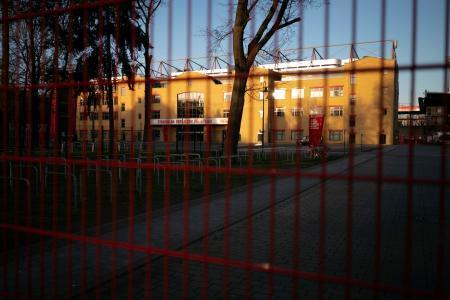 　試合中止でゲートが閉じられたベルリンのスタジアム＝１４日（ＡＰ＝共同）