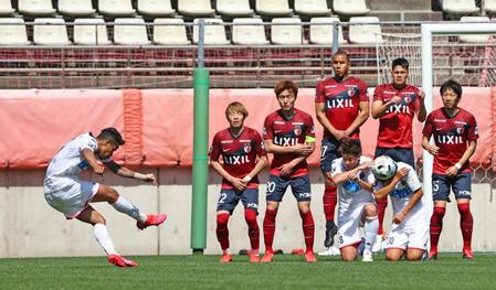 　鹿島－札幌　練習試合でＦＫでゴールを決める札幌・鈴木（左）